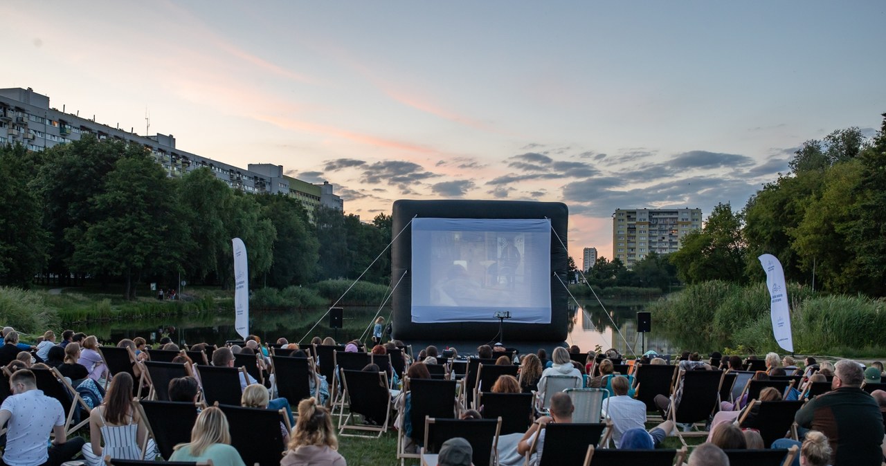 Bezpłatne kino plenerowe to ciekawa propozycja na spędzenie wakacyjnego wieczoru. /East News