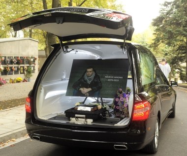 Bezpośrednio po mszy w Kościele Sióstr Wizytek specjalne autokary zabrały żałobników spod kościoła na Cmentarz Powązki Wojskowe w Warszawie. 

O godz. 13:30 spod bramy głównej Powązek Wojskowych wyruszył kondukt żałobny, który odprowadził prochy Marcina Wrony do miejsca wiecznego spoczynku.

 