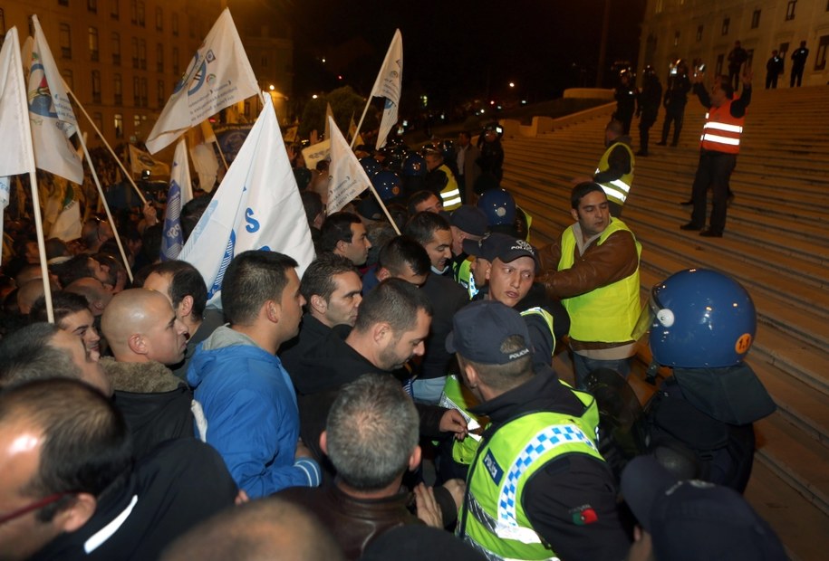 Bezprecedensowy protest przed parlamentem zakończył się przed północą /MANUEL DE ALMEIDA  /PAP/EPA