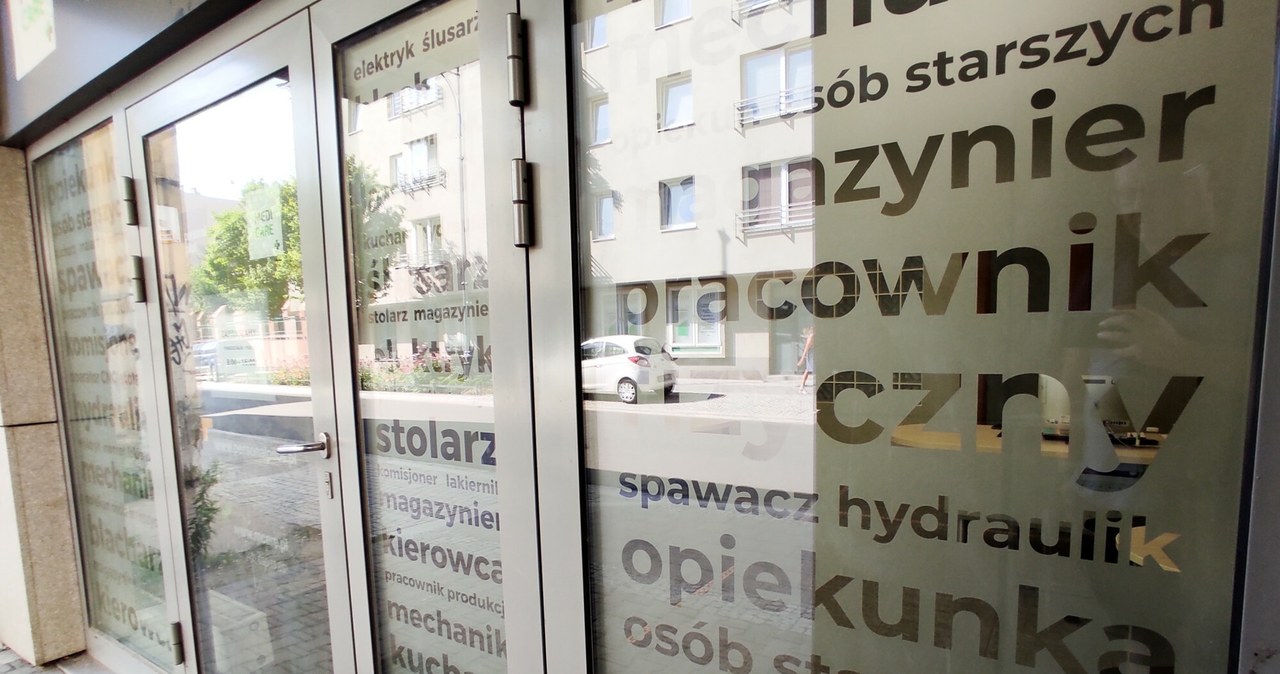 Bezrobocie w Polsce utrzymuje się na relatywnie niskim poziomie. Na zdj. jedna z agencji zatrudnienia w Łodzi /Piotr Kamionka /Reporter