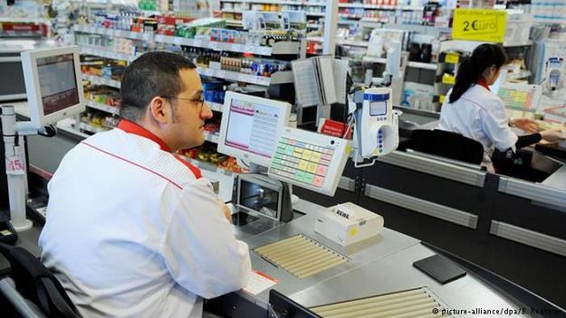Bezrobotni w RFN będą mogli w przyszłości odbierać zasiłki przy kasie supermarketu /Deutsche Welle
