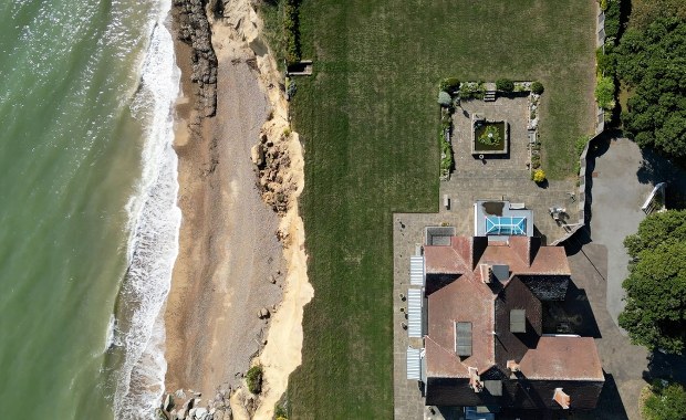 Bezwzględny morski żywioł: Emerytka może stracić dom na klifie