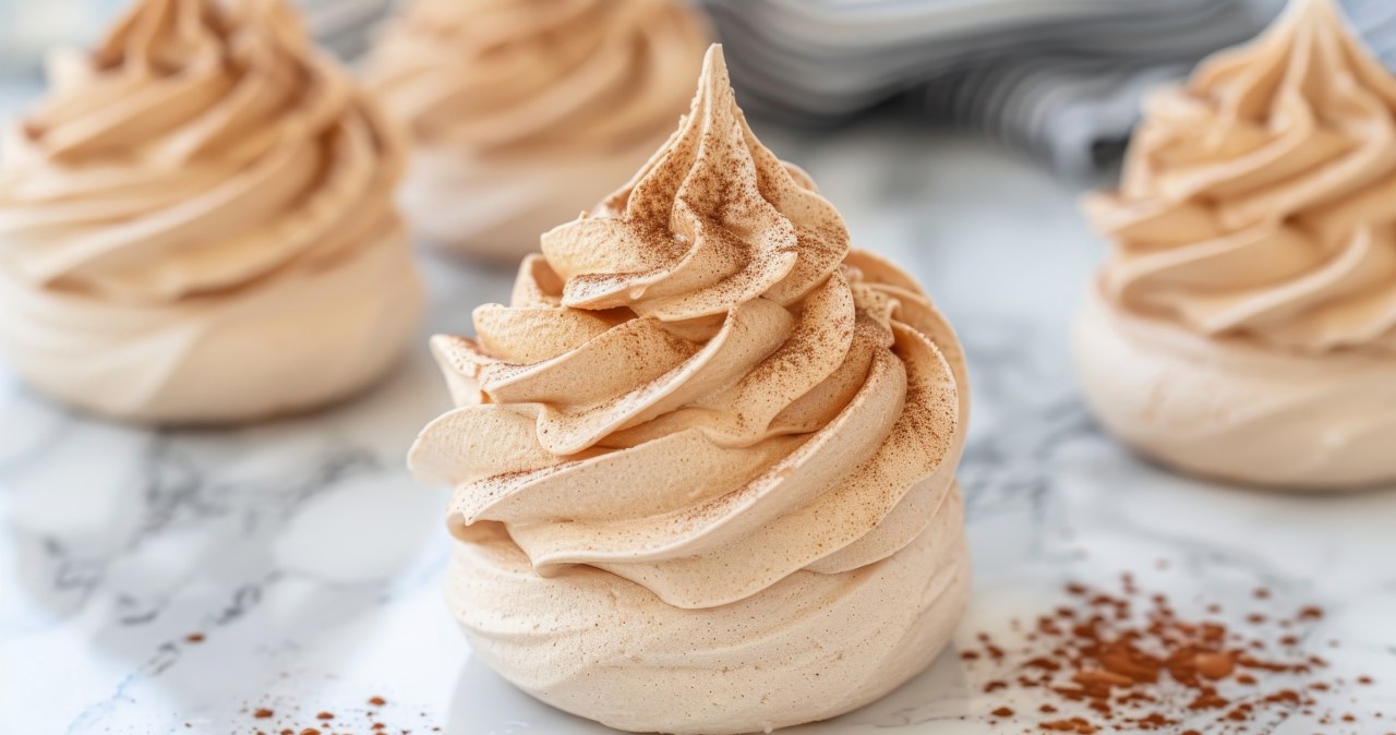 Bezy kawowe to słodka przekąska lub dekoracja do tortu /videst /123RF/PICSEL