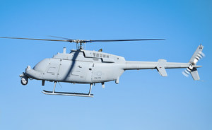 Bezzałogowy helikopter Fire Scout amerykańskiej marynarki wojennej unosi się w powietrzu prawie dobę