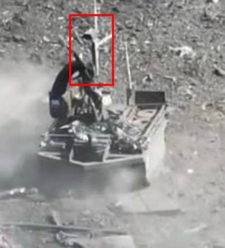 Bezzałogowy rosyjski pojazd naziemny z obiektem przypominającym maszt z kamerą /Telegram/@stanislav_osman /domena publiczna