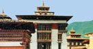 Bhutan, dziedziniec w Tashi-Chho-Dzong /Encyklopedia Internautica