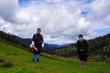 Bhutan: Król patroluje kraj i ostrzega poddanych przez koronawirusem