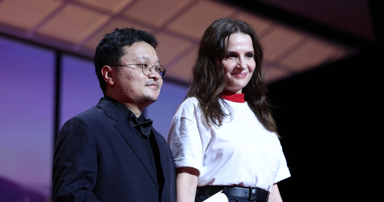 Bi Gan i Juliette Binoche podczas ceremonii zamknięcia 78. MFF w Cannes /Pascal Le Segretain / Staff /Getty Images