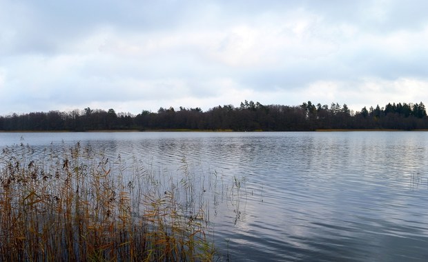 Biała flaga nad jeziorem Ukiel w Olsztynie 