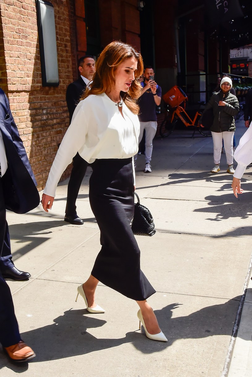 Biała koszula i czarna spódnica w idealnym połączeniu u królowej Ranii / Raymond Hall / Contributor /Getty Images