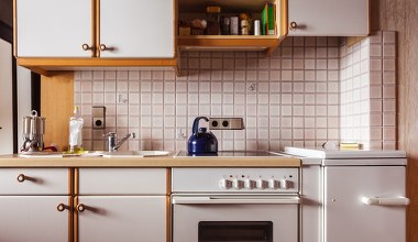 Biała kuchnia to już przeszłość. Teraz ten wystrój polecają projektanci