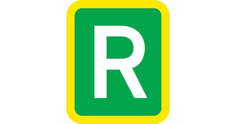 Biała litera R informuje kierowców, że wjeżdżają na obwodnicę /