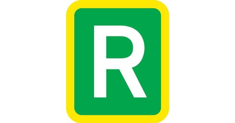 Biała litera R informuje kierowców, że wjeżdżają na obwodnicę /