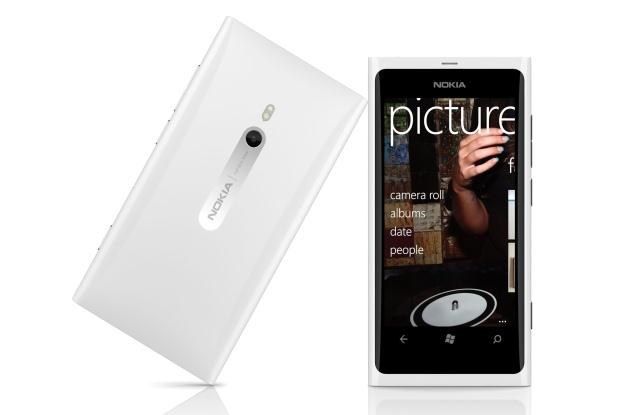 Biała Lumia 800 spodoba sie przede wszystkim paniom /materiały prasowe