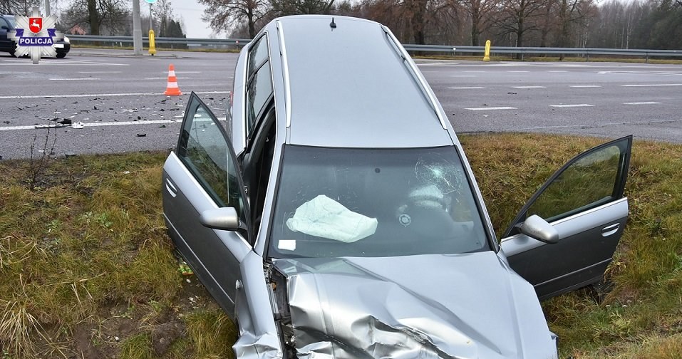 Biała Podlaska.  Ze wstępnych ustaleń wynika, że kierujący samochodem marki Kia wykonując manewr skrętu w lewo na DK-2, nie udzielił pierwszeństwa przejazdu audi. W wyniku zdarzenia obrażeń ciała doznały dwie osoby /Policja