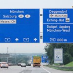 Biała, pozioma linia na tablicach autostradowych. Niesie ważną informację