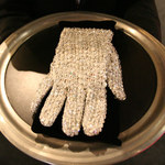 Biała rękawiczka Jacksona sprzedana