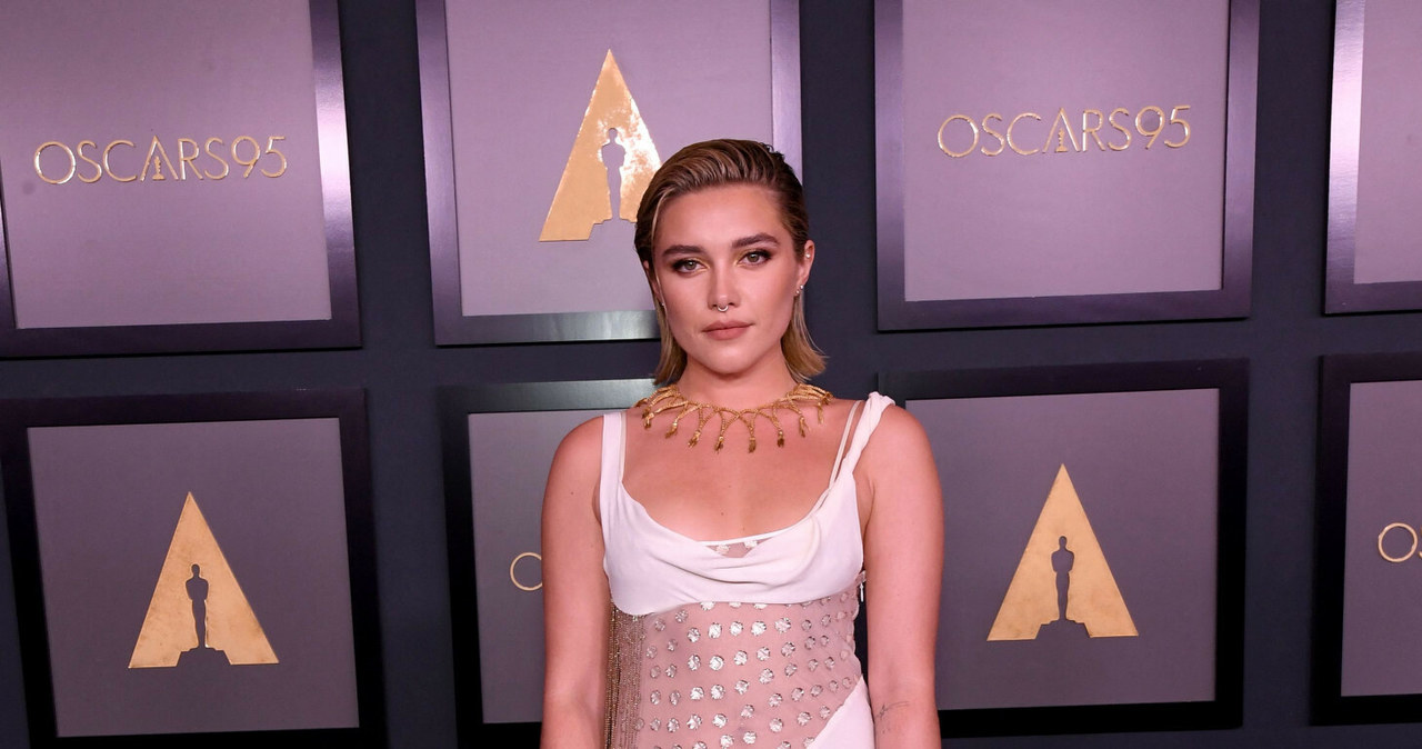 Biała sukienka, którą wybrała Florence Pugh sporo odkrywała /East News