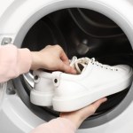 Białe buty odzyskają czystość i blask. Wystarczy, że wsypiesz to do pralki