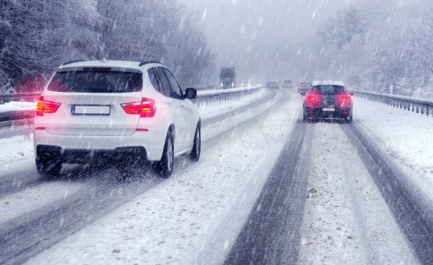Białe drogi, trudne warunki jazdy. Jaka pogoda na święta?