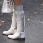 buty Białe kozaki znów są modne. Jak nosić je jesienią i zimą, żeby nie wyglądały kiczowato?