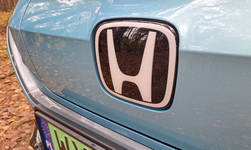 Białe logo ma być znakiem rozpoznawczym elektrycznych aut Hondy. /Maciej Olesiuk /INTERIA.PL