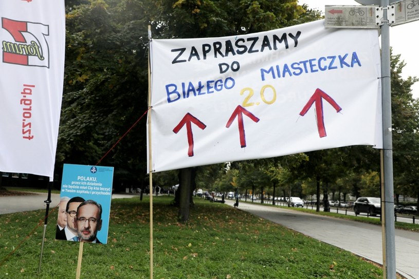"Białe Miasteczko 2.0", które powstało po proteście pracowników ochrony zdrowia /Jakub Kamiński   /East News