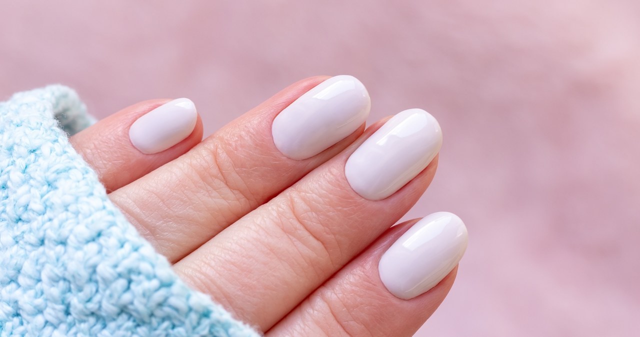 Białe paznokcie to idealny wybór na lato /123RF/PICSEL