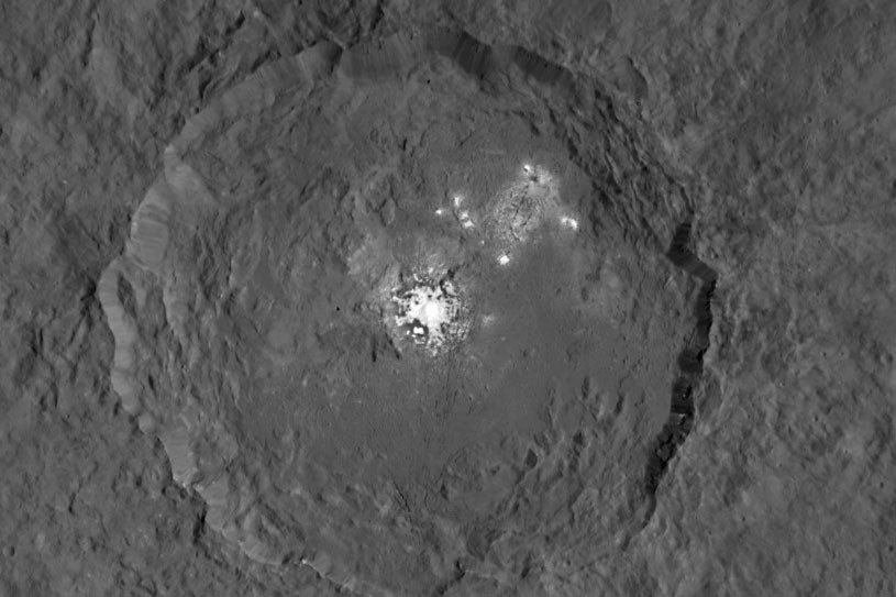 Białe plamy na powierzchni Ceres /NASA