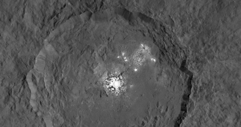 Białe plamy na powierzchni Ceres /NASA
