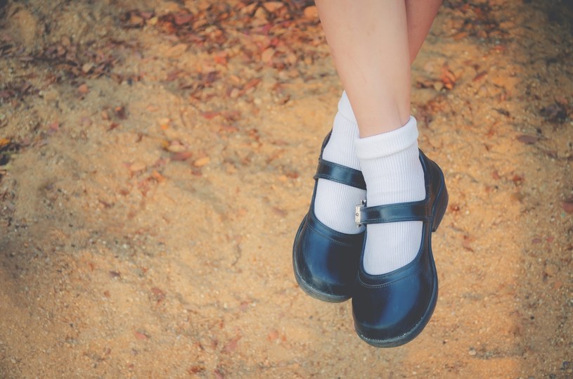 Białe skarpetki do czarnych butów to teraz hit w modzie /123RF/PICSEL