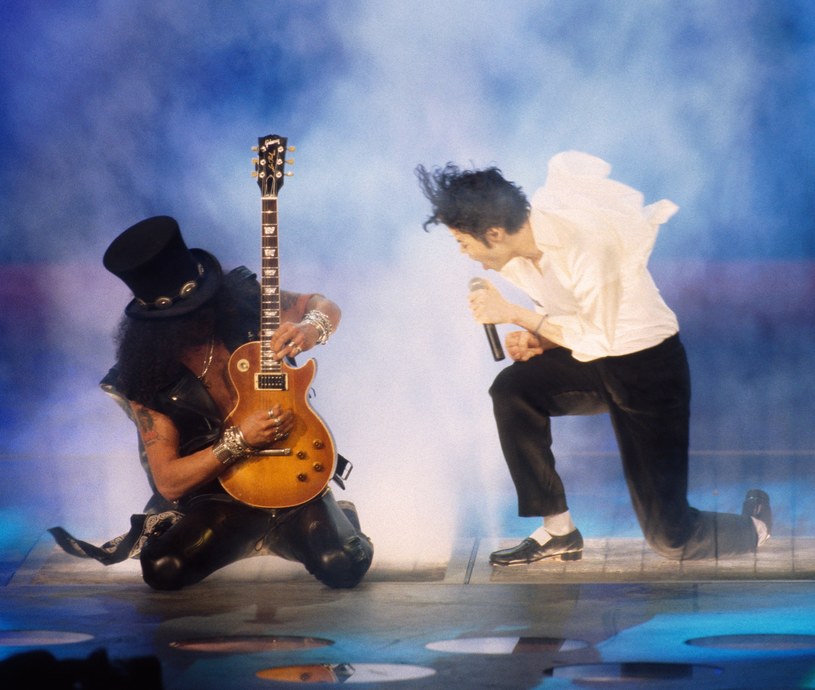 Białe skarpetki do czarnych mokasynów - znak rozpoznawczy Michaela Jacksona /Getty Images/Flash Press Media