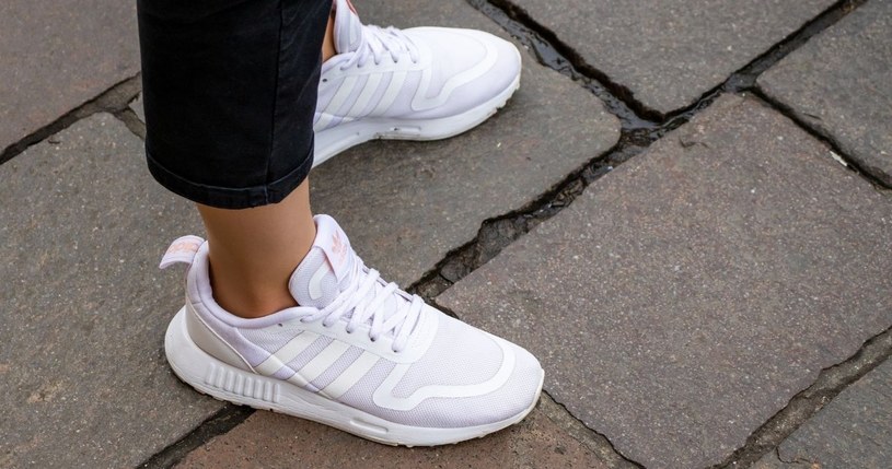 Białe sneakersy Adidas na promocji! /adobestock /INTERIA.PL