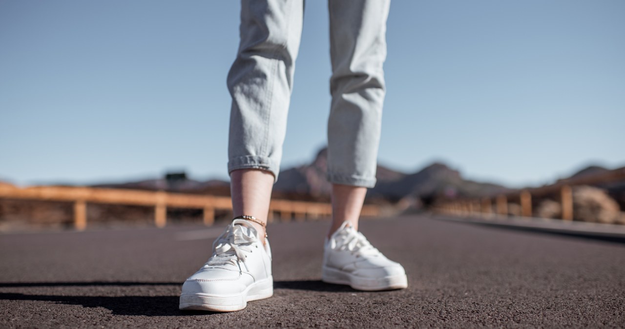 Białe sneakersy Reebok na wyprzedaży! /adobestock /INTERIA.PL