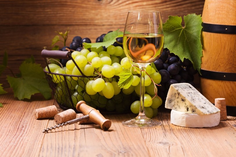 Białe wino może być szkodliwe /123RF/PICSEL