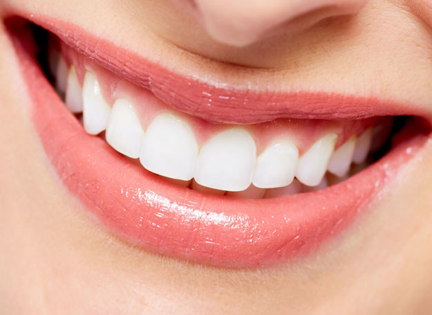 Białe zęby są marzeniem wielu kobiet /123RF/PICSEL