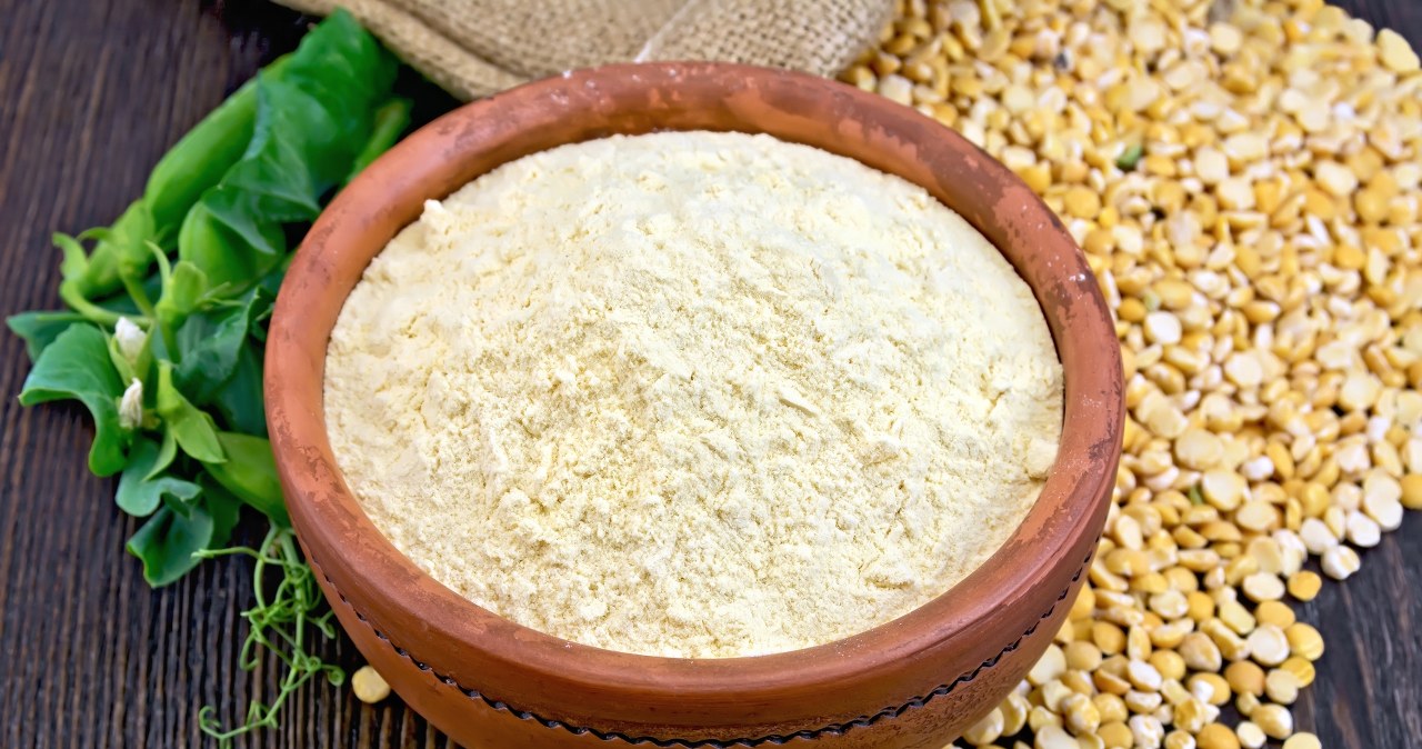 Białko grochu powstaje z żółtego grochu łuskanego. W procesie produkcji ziarna są mielone, a następnie oddziela się z nich skrobię i błonnik. /kostrez /123RF/PICSEL