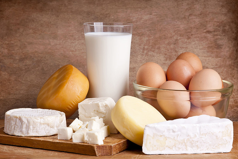Białko przyswajaj z jajek, sera, mleka. Ogranicz spożywanie pieczywa /123RF/PICSEL