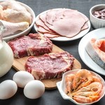 Białko w diecie dorosłych. Czy grozi ci niedobór? Ekspert wyjaśnia