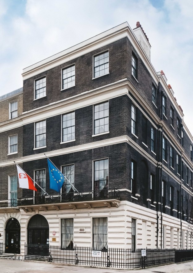 Biało-czerwona flaga na budynek polskiej ambasady w Londynie /Bogdan Frymorgen /RMF FM
