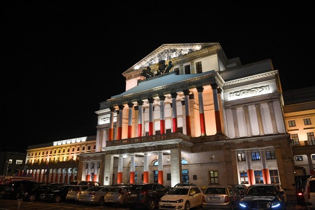 Biało-czerwona iluminacja na budynku Teatru Wielkiego-Opery Narodowej /Radek Pietruszka /PAP