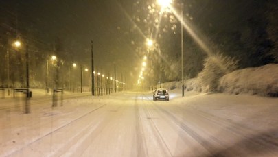 Biało na drogach kilku województw. Gdzie jest najgorzej?