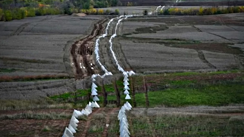 Białoruś: Firmy rozpoczęły produkcję fortyfikacji przeciwczołgowych dla Rosji /Suchomimus /YouTube