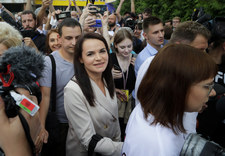 Białoruś: Kilkaset osób przyszło do lokalu, gdzie głosowała Swiatłana Cichanouska 