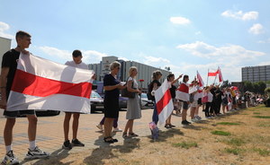 Białoruś: Milicyjne ciężarówki przed marszem protestu