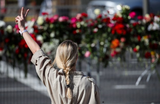 Białoruś. W miejscu, gdzie wczoraj wygasł protest przeciwników Alaksandra Łukaszenki, zgromadziły się dziś tłumy /TATYANA ZENKOVICH  /PAP/EPA