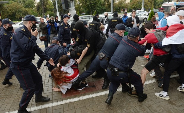 Białoruś: Zatrzymano dziennikarzy relacjonujących protesty