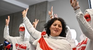 Białoruś zwalnia 250 więźniów politycznych. USA znoszą sankcje