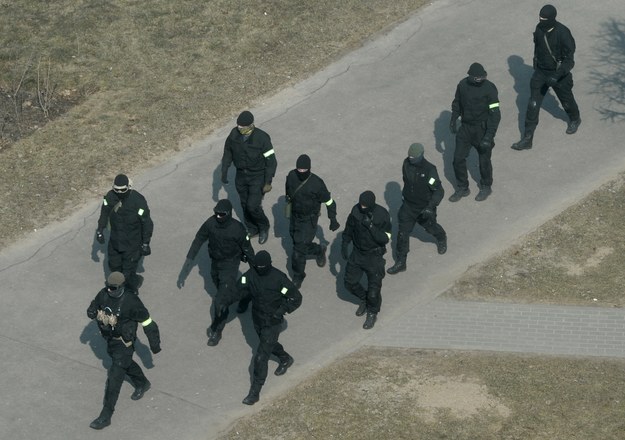 Białoruscy policjanci patrolują ulice w Mińsku /STR /PAP/EPA