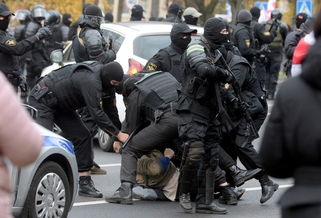 Białoruscy policjanci podczas zatrzymania uczestnika protestu / 	STR   /PAP/EPA